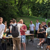 Gruppe von Studierenden steht um einen Grillstand