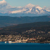 Blick vom Wasser auf die Stadt Bellingham mit Bergen im Hintergrund