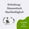 Hellgrauer Hintergrund, dunkelgraue Schrift "Einladung: Stammtisch Nachhaltigkeit". Grüner Klecks in der Ecke unten rechts, weißer Text: "26.01.2022 19h Discord"