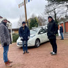 Nissan Leaf mit interessierten Besuchern sowie Herrn Prof. Bertram und Herrn Albers