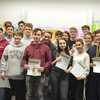 Gruppenfoto der Schülerinnen und Schüler, die ihre Zertifikate in den Händen halten