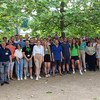 Eine große Gruppe, bestehend aus Studierenden und Lehrenden, posiert für ein Gruppenfoto.