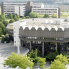 Auf diesem Bild ist das Bibliotheksgebäude von oben zu sehen