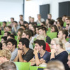 Studierende sitzen in einer Vorlesung im Hörsaal.