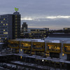 Mathetower und Mensa beleuchtet im Winter 